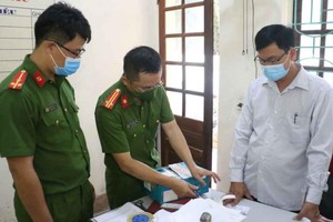 Cơ quan chức năng tống đạt các quyết định liên quan. Ảnh: Công an Nghệ An.