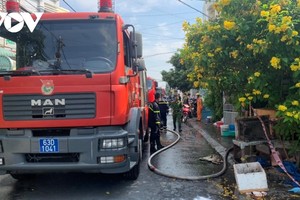 Lực lượng Cảnh sát Phòng cháy chữa cháy đã huy động nhiều xe chữa cháy đến dập tắt ngọn lửa.