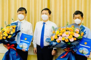 Ông Nguyễn Văn Hiếu (ngoài cùng bên trái) nhận quyết định bổ nhiệm làm Giám đốc Sở Giáo dục- đào tạo TP.HCM