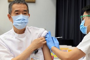 Nhật Bản tiêm chủng vaccine ngừa Covid-19. Ảnh: Reuters.