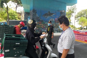 Lực lượng chức năng kiểm soát người và phương tiện lưu thông tại thành phố Nha Trang.