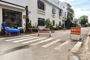 Nhiều khu dân cư ở phường Bình Định, thị xã An Nhơn, bị phong tỏa do dịch. (Ảnh: Nguyên Linh/TTXVN)