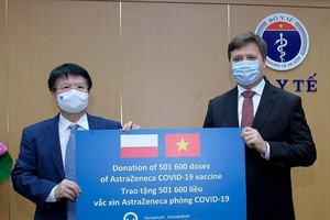 Sáng 23/8, tại Bộ Y tế diễn ra Lễ bàn giao và tiếp nhận lô vaccine AstraZeneca phòng COVID-19 do Chính phủ Ba Lan hỗ trợ Việt Nam.