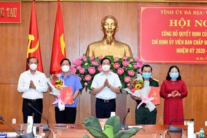 Thường trực Tỉnh ủy Bà Rịa - Vũng Tàu trao quyết định và chúc mừng đồng chí Nguyễn Tâm Hùng, đồng chí Mai Văn Linh.