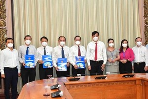 Phó Chủ tịch UBND TPHCM Lê Hòa Bình cùng các đồng chí lãnh đạo sở, ngành chúc mừng các đồng chí nhận quyết định.