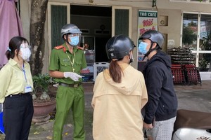 Lực lượng chức năng Tây Ninh kiểm tra giấy đi đường của người dân. (Ảnh: Thắm Nguyễn).