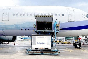 Lô vaccine AstraZeneca mới nhất vừa được chuyển đến sân bay Tân Sơn Nhất sáng 27/8.