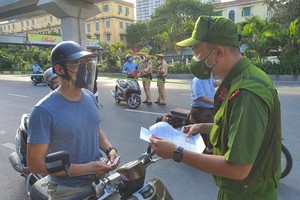 Kiểm soát chặt chẽ người ra đường không có lý do.