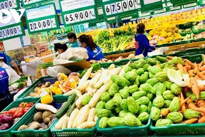 Nhân viên siêu thị soạn đơn hàng cho đi chợ hộ.