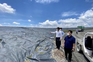 Đoàn kiểm tra tại bãi rác Đa Phước.