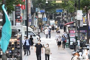 Người dân di chuyển trên đường phố tại thủ đô Seoul, Hàn Quốc. (Ảnh: Yonhap/ TTXVN).