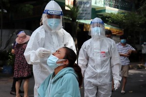 Xét nghiệm COVID-19 cho người dân phường Tam Hoà, TP.Biên Hoà (Ảnh: CDC tỉnh Đồng Nai).