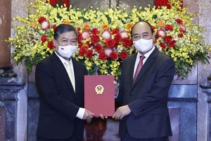 Chủ tịch nước Nguyễn Xuân Phúc trao Quyết định bổ nhiệm Đại sứ Đặc mệnh toàn quyền Việt Nam tại Campuchia cho đồng chí Nguyễn Huy Tăng.