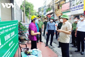 Bí thư Thành ủy Hà Nội Đinh Tiến Dũng kiểm tra công tác phòng chống dịch tại khu vực phong tỏa phường Văn Miếu, Văn Chương.