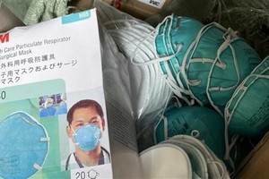 Lực lượng chức năng lập biên bản thu giữ toàn số hàng. (Ảnh: TTXVN phát).