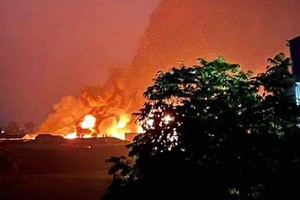 Lửa khói bốc cháy ngùn ngụt tại một nhà máy sản xuất cồn tại Hà Nội.