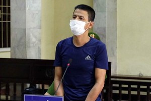 Bị cáo Trần Văn Thịnh khai báo trước tòa. (Ảnh: Phạm Kiên/TTXVN).