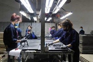 Công nhân làm việc tại Công ty TNHH Quốc tế Bright Việt Nam, huyện Thuận Thành, tỉnh Bắc Ninh. (Ảnh: Thái Hùng/TTXVN).