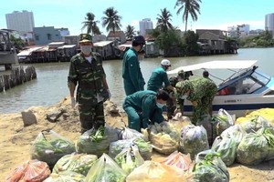 Vận chuyển tiếp tế lương thực thực phẩm cho người dân cồn Ngọc Thảo, thành phố Nha Trang.