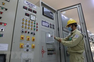 Công nhân Công ty Truyền tải điện 3 vận hành truyền tải điện tại trạm biến áp 220kV Quy Nhơn. (Ảnh: Ngọc Hà/TTXVN).