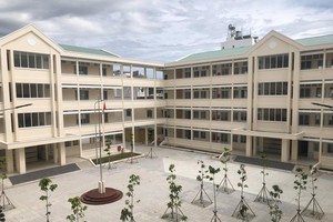 Trường tiểu học và trung học cơ sở Nguyễn Trung Trực ở Phú Quốc chuẩn bị các điều kiện để đón học sinh đến trường trong năm học mới.
