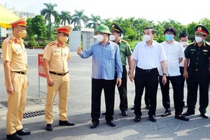 Bí thư Thành ủy Đinh Tiến Dũng kiểm tra công tác phòng, chống dịch COVID-19. (Ảnh: PV/Vietnam+).