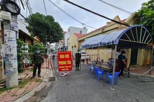 Một địa điểm phong tỏa tại phường Thắng Nhất, thành phố Vũng Tàu. (Ảnh: Hoàng Nhị/TTXVN).