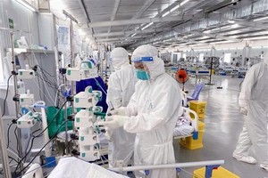 Điều trị cho bệnh nhân COVID-19 tại Trung tâm hồi sức tích cực trực thuộc Bệnh viện Việt Đức - đặt tại Bệnh viện Dã chiến số 13 (xã Bình Hưng, huyện Bình Chánh, Thành phố Hồ Chí Minh). (Ảnh: TTXVN).