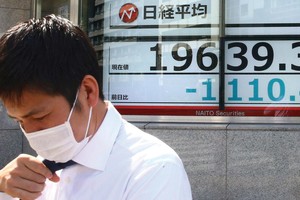 Kinh tế nhiều nước bị ảnh hưởng nặng nề bởi dịch Covid-19.