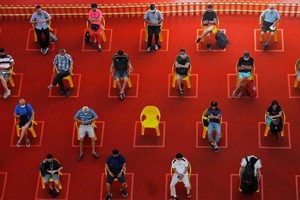 Duy trì giãn cách xã hội ở Singapore. Ảnh: Reuters.