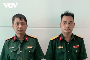 Bị can Võ Thành Phúc (trái) và bị can Trần Vũ Hàn Minh Nhật tại cơ quan điều tra.