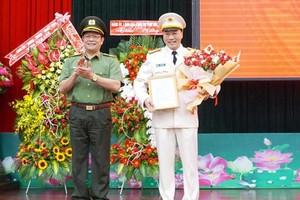 Thiếu tướng Lê Vinh Quy trao quyết định và chúc mừng đồng chí Lê Hữu Tuấn.