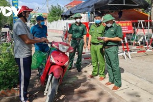 Hoạt động di chuyển của người dân trên tuyến biên giới được lực lượng chức năng.