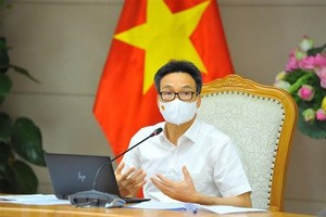 Phó Thủ tướng Vũ Đức Đam chủ trì cuộc họp. (Ảnh: Minh Đức/TTXVN).