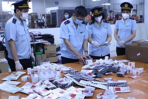 Hải quan thu giữ hơn 60.000 viên thuốc nhập lậu, được dùng trong điều trị COVID-19 như, Favipiravir Tablets 200 mg, Fabiflu 400 mg, Baricitinib, Molnupiravir Capsules… (Ảnh: Vietnam+).
