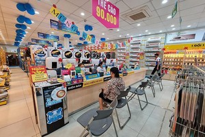 Đơn hàng tăng đột biến gấp 4 lần vào ngày đầu Thế Giới Di Động, Điện máy Xanh mở cửa trở lại 