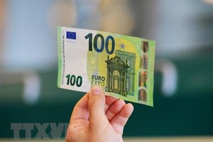 Đồng tiền mệnh giá 100 euro tại Rome, Italy. (Ảnh: AFP/TTXVN).