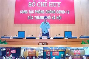 Ông Dương Đức Tuấn, Phó Chủ tịch UBND thành phố Hà Nội họp với các đơn vị về công tác phòng, chống COVID-19. (Ảnh: PV/Vietnam+).