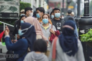 Người dân đeo khẩu trang phòng lây nhiễm COVID-19 tại Bandung, Indonesia. (Ảnh: THX/TTXVN).