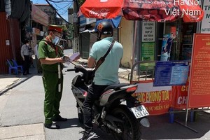 Hà Nội tiếp tục duy trì các chốt kiểm soát dịch ra vào thành phố. (Ảnh: TTXVN).