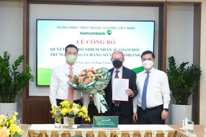 Ông Phạm Quang Dũng, Chủ tịch HĐQT Vietcombank (ngoài cùng bên trái) và ông Nguyễn Thanh Tùng, Phó tổng giám đốc phụ trách Ban điều hành Vietcombank (ngoài cùng bên phải) trao Quyết định và hoa chúc mừng cho tân Giám đốc Trung tâm ngân hàng số Vietcombank.