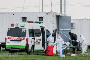 Nhân viên y tế đưa bệnh nhân COVID-19 tới bệnh viện dã chiến tại Manila, Philippines, ngày 1/9/2021. (Ảnh: THX/TTXVN).