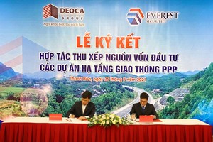 Ông Nguyễn Văn Hải - Tổng giám đốc DCG và ông Nguyễn Thành Chung - Tổng Giám đốc EVS thực hiện ký kết.