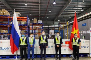 Lễ chuyển giao lô vắc xin Sputnik V diễn ra tại Nội Bài với sự tham dự của Đại sứ Liên bang Nga tại Việt Nam Gennady Bezdetko, Thứ trưởng Bộ Y tế Trần Văn Thuấn, lãnh đạo các cơ quan quản lý, ngoại giao, thương mại hai nước cùng Chủ tịch VABIOTECH Đỗ Tuấn Đạt và Phó Tổng giám đốc Tập đoàn SOVICO Đinh Việt Phương.