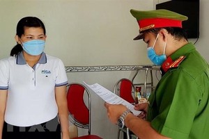 Lực lượng Công an thi hành quyết định khởi tố bị can, lệnh bắt tạm giam và khám xét nơi ở của Huỳnh Thị Thơ Đào - nguyên kế toán trưởng Công ty TNHH Việt Hưng An Giang. (Ảnh: TTXVN phát).
