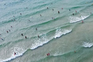 Người dân Đà Nẵng sẽ được phép tắm biển từ 4 giờ 30 đến không quá 6 giờ 30 hàng ngày. (Ảnh: Trần Lê Lâm/TTXVN).