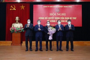 Lãnh đạo Đảng ủy Khối doanh nghiệp Trung ương tặng hoa chúc mừng ông Hồ Xuân Trường.