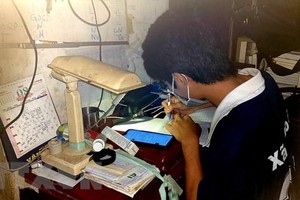 Gói hỗ trợ áp dụng cho các học sinh, sinh viên có hoàn cảnh khó khăn không có máy tính để học trực tuyến. (Ảnh: TTXVN).