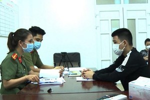 Công an đấu tranh, khai thác đối tượng Lê Thanh Phụng. (Nguồn: congan.com.vn).
