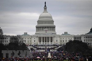 Người biểu tình tập trung tại khu vực tòa nhà Quốc hội Mỹ ở Washington, DC ngày 6/1/2021. (Ảnh: AFP/TTXVN).